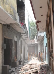 युद्ध नशों विरुद्ध: बस्ती गुजां में नशा तस्कर का अवैध निर्माण ध्वस्त