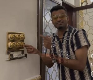 इंदौर के व्यक्ति ने पूरा घर सजा दिया 24 कैरेट सोने से