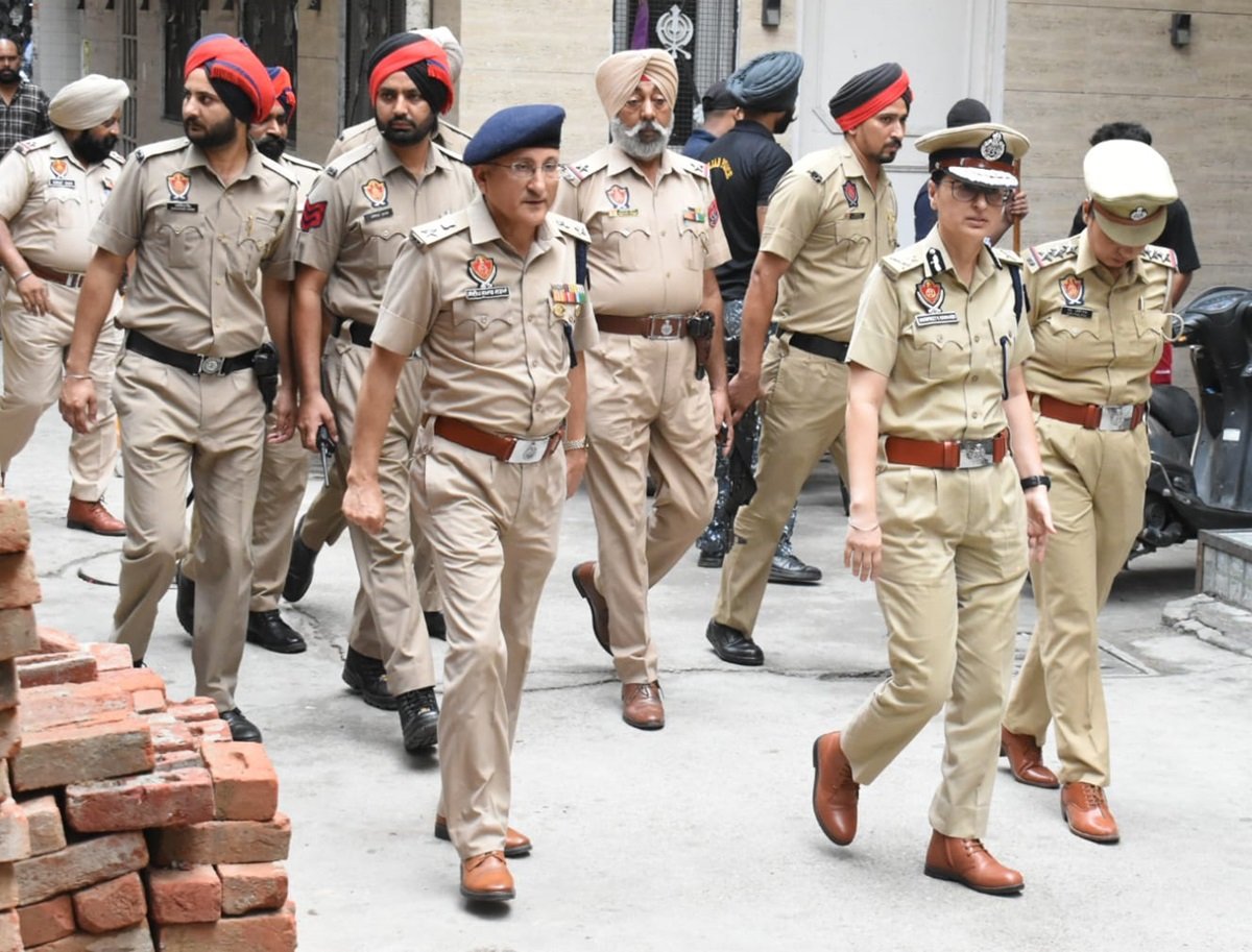 पुलिस की मौजूदगी में पक्का बाग में नशा तस्कर के घर पर निगम का एक्शन