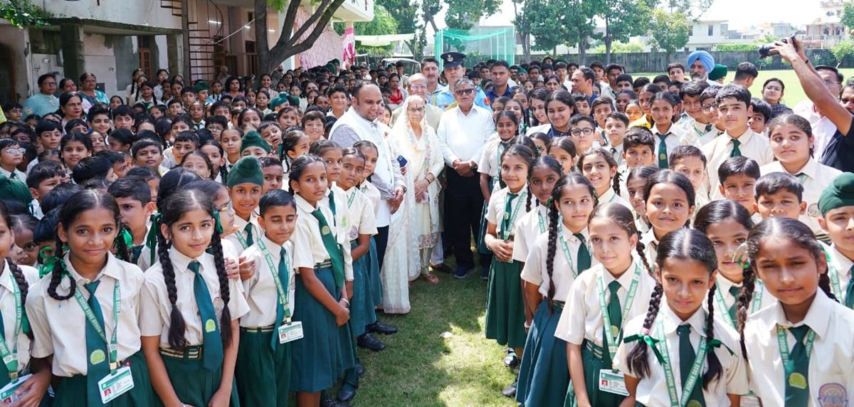 पंजाब : राज्यपाल गुलाब चंद कटारिया ने बाबा मोहन दास आश्रम से बाढ़ पीड़ितों के लिए राहत सामग्री के सात ट्रकों को हरी झंडी दिखाई