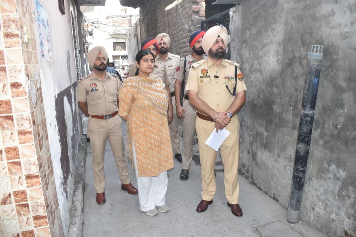 आबादपुरा में भंभो और लंबो महिला नशा तस्करों के अवैध निर्माण ध्वस्त