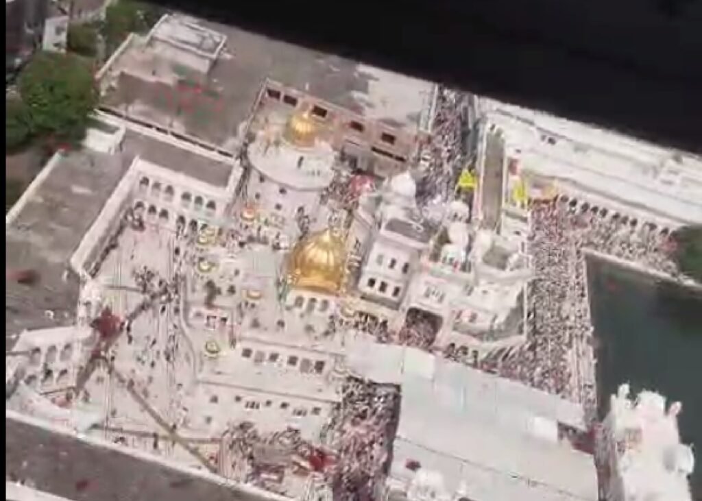 गुरु रामदास जी के गुरुपर्व के अवसर पर श्री हरमंदिर साहिब की परिक्रमा पर हेलीकॉप्टर से पुष्पवर्षा