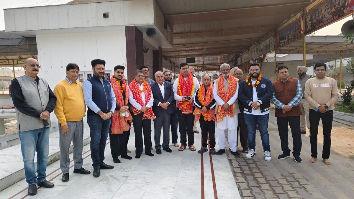 अश्वनी अग्रवाल ने मेयर संग मां त्रिपुरमालिनी दरबार में माथा टेका