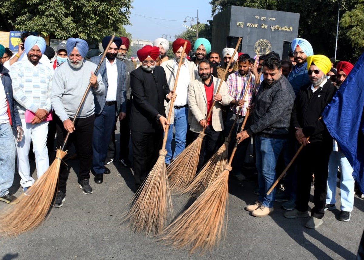 गुरु नानक देव यूनिवर्सिटी अब अमृतसर के अंदरूनी हिस्से के साथ-साथ बाहरी शहर को भी साफ़-सुथरा बनाने में अहम भूमिका निभाएगी : वाइस चांसलर डॉ. करमजीत सिंह