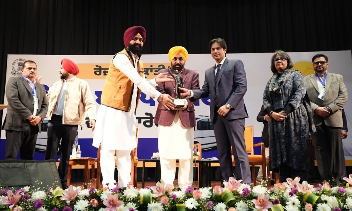 मुख्यमंत्री भगवंत सिंह मान ने ‘रोज़गार क्रांति योजना’ के तहत बेरोज़गार युवाओं को 505 मिनी बस परमिट सौंपे