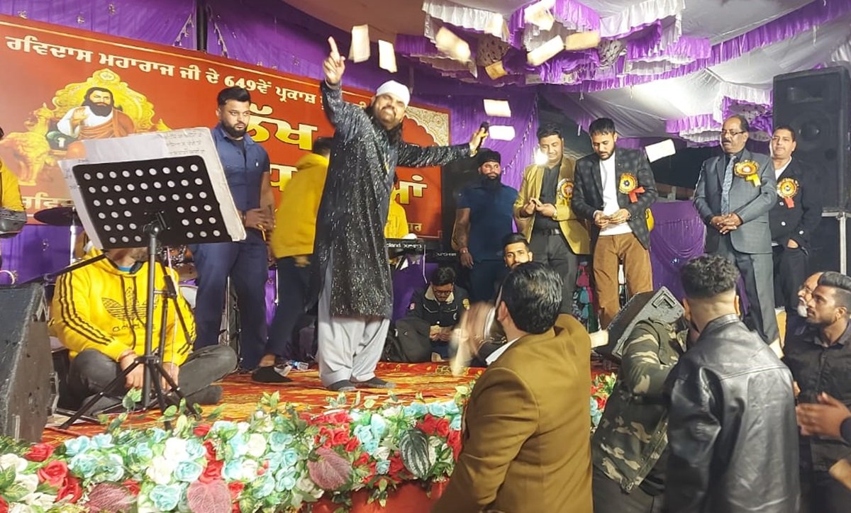 गायक विजय हंस के गीतों पर श्री गुरु रविदास महाराज की भक्ति में डूबा राम नगर