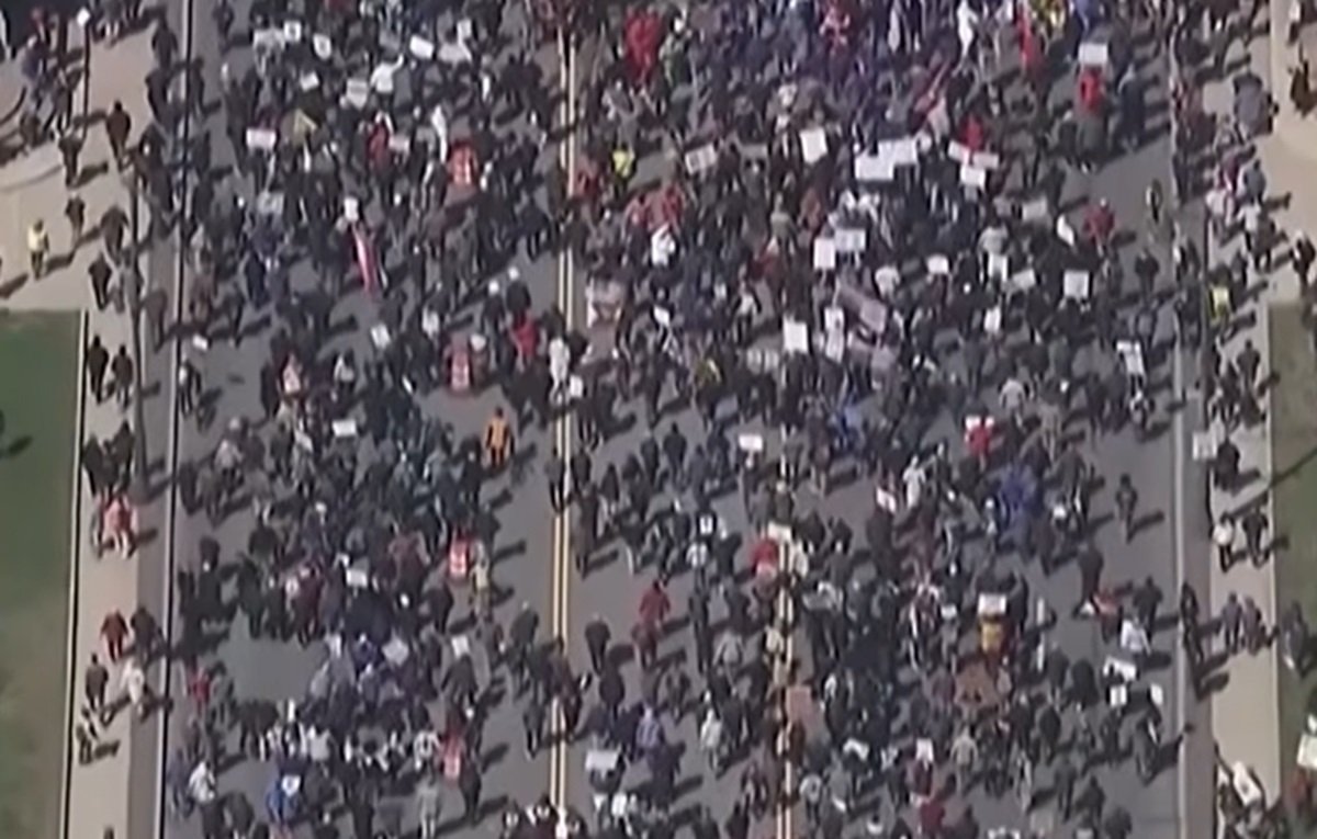 ईरान से जंग और ट्रम्प की नीतियों के खिलाफ अमेरिका में तीसरा सबसे बड़ा प्रदर्शन