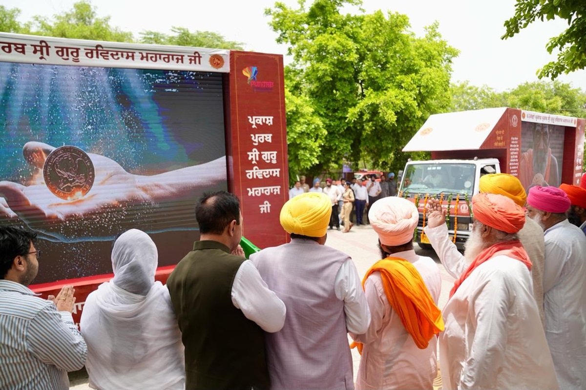 पंजाब के कोने-कोने तक पहुंचेगा श्री गुरु रविदास जी महाराज का संदेश, एक साथ 50 डॉक्यूमेंट्री वैनों को हरी झंडी दिखाई मुख्यमंत्री मान ने