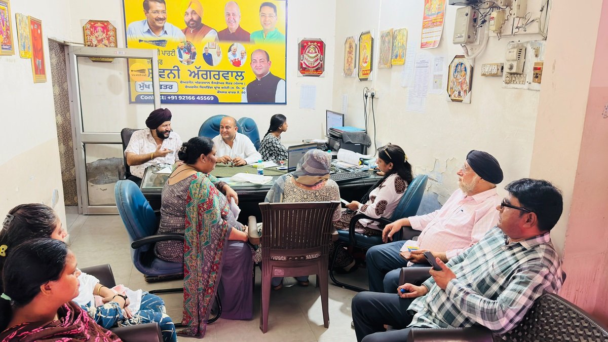 Ashwani Aggarwal नहीं चाहते कि लोग सरकारी कामों के लिए दफ्तरों में भटकें, जन सेवा के लिए हर महीने लगा रहे निःशुल्क आम आदमी सुविधा कैंप